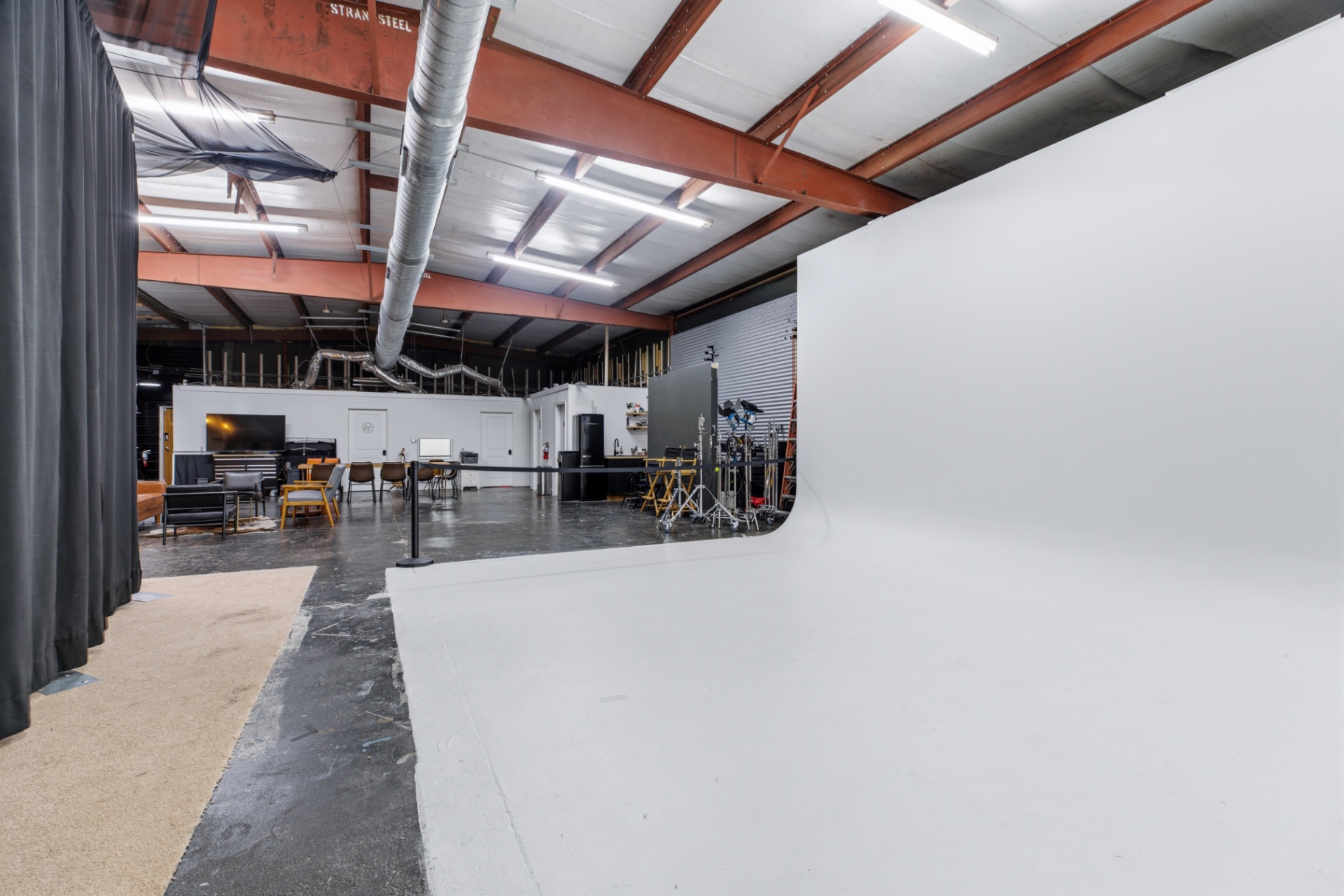 Cyc Wall — seamless white infinity